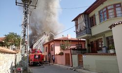 Konya'da tarihi evlerde çıkan yangın korkuttu