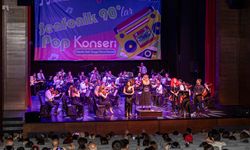 Mersin Büyükşehir Belediyesi Kent Orkestrası, 90'lar nostaljisiyle büyüledi