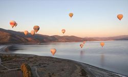 Salda Gölü'nde sıcak hava balonlarını görenler şaşırıyor!