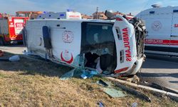 Ambulans kaza yaptı: 7 kişi yaralandı