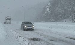 Bolu Dağı'nda kar kalınlığı 75 santimetreyi geçti, trafik aksadı