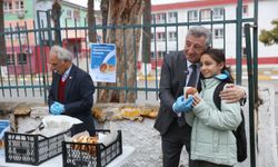 Başkan Mustafa Günay’dan öğrencilere kahvaltı sürprizi! Süt ve poğaça ile karşıladı…