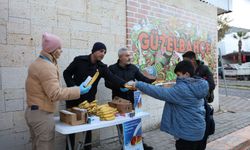 Güzelbahçeli çocuklara şimdi de meyve ve kuruyemiş dağıtılacak: O destek katlanarak büyüyor