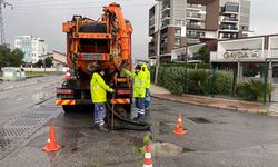 İzmir Büyükşehir Belediyesi yağışa karşı seferber oldu! 900 personel, 415 araçla mücadele