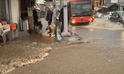 İzmir'de kuvvetli sağanak yaşamı olumsuz etkiledi