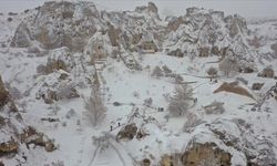 Kapadokya'da karla kaplanan peribacaları, turistlere görsel şölen sunuyor