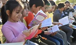 Öğrencilere "Kitaplar bizden, okuması sizden" etkinliği