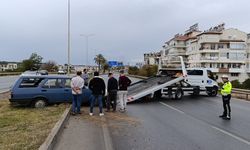 Lastiği patlayan otomobil refüje uçtu