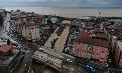 Rize'de yoğun yağış sonrası dereler denizin rengini değiştirdi