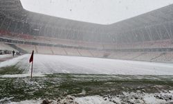 Sivasspor-Kasımpaşa maçından önce stadyum zemini karla kaplandı