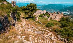 Hala 1800 yıllık heykelleri kalbinde barındırıyor | Sadece doğasıyla değil, antik miraslarıyla da misafirleri büyülüyor