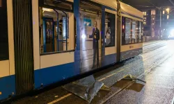 Amsterdam’da tramvay ateşe verildi