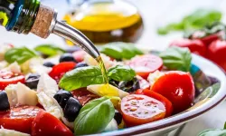 Salatanız sulanıyorsa dikkat! Bunu yapınca ne sulanacak, ne pörsüyecek: Saatlerce taze ve diri kalacak