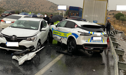 Karayolunda zincirleme kaza: 1’i polis 5 kişi yaralandı