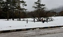 Abant Gölü'ne kar geldi, tatilciler tadını çıkardı