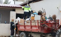 Nazilli’de temizlik krizi: Kötü koku ihbarı üzerine zorla temizlenen evden 4 kamyon çöp çıktı!