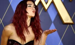 Dua Lipa çantasını açtı, çıkanlar şaşkına çevirdi! Bunları yanından asla ayırmıyormuş