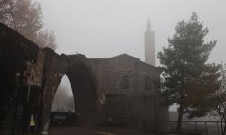 Yoğun sis kentin tarihi zenginliklerini sarmaladı