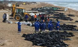 Tonlarca petrol suya karıştı, Karadeniz’de acil durum ilan edildi