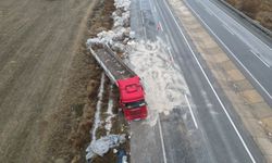 Geri dönüşüm yüklü TIR devrildi, 1 yaralı