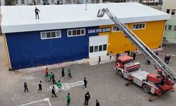 İtfaiye ekiplerinden öğrencilere yardım: Çatıda kalan toplar teslim edildi