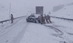 Van’da kar yağışı trafiği felç etti: Saatlerce ulaşım kapalı kaldı