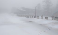 Kartepe'de kar yağışı başladı, zirveye çıkacaklar dikkatli olmalı!