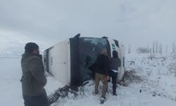 Kars’ta trafik kazası | Yolcu otobüsü şarampole devrildi çok sayıda yaralı var