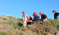 Çeşme’de kayalık kurtarma operasyonu: Kayalıklarda düşen yaralı avcı hastaneye kaldırıldı