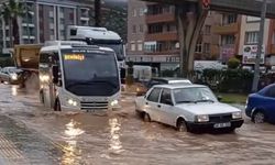 Sağanak yağış yolları göle çevirdi, vatandaşlar tepkili