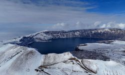 Nemrut Krater Gölü kış manzarasıyla büyülüyor