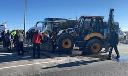 Turist otobüsü ile iş makinesi çarpıştı | Nevşehir'de feci kaza: 1'i ağır 6 yaralı