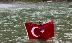 Doğa harikası şelaleyi tanıtmak için, buz gibi suda yüzdü