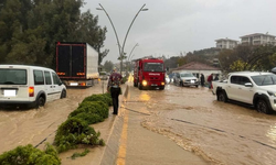 Sağanak yağış Datça'yı vurdu: Kargı Deresi taştı ve karayolu ulaşıma kapandı