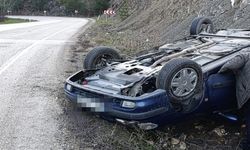 Gizli buzlanma nedeniyle takla atan otomobilin sürücüsü yara almadı