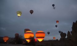 Kapadokya'da yeni yılın ilk güneşi sıcak hava balonlarında izlendi