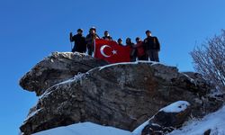 Kırşehir'de dağcılar Gönül Dağı zirvesine çıkarak Türk Bayrağı açtı