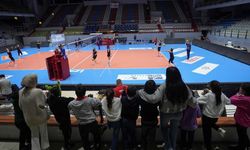 Soğan torbalarından voleybol filesi yapan çocuklar, İzmir’de Aras Kargo'nun antrenmanını izledi