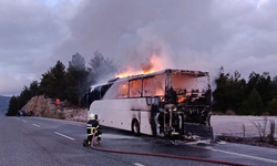 Marmaris’te otobüs yangını! Seyir halindeki otobüs kısa sürede yanarak kül oldu