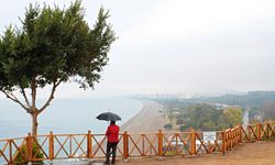 Yağmura aldırış etmeyenler, Konyaaltı Sahili'nde balık tutup denize girdi