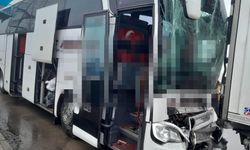 Yolcu otobüsü TIR'a çarptı: 8 yaralı