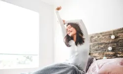 Güne enerjik başlamak için sadece 2 dakika! Sabah rutininize mutlaka ekleyin!