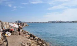 Denizin ortasında doğal sıcak su! Akşamüstü gelen ayrılamıyor: İzmir’in bu kıyısı klasik plajlara hiç benzemiyor
