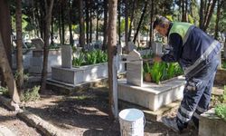 İzmir’de Ramazan Bayramı hazırlığı: Mezarlıklar tertemiz, ziyaretçilere hazır!