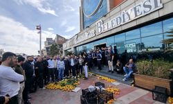 Karabağlar'da pazarcı esnafından katı atık vergisi isyanı: Meyve sebzeyi ortaya döktüler!