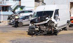 Karabağlar'da zincirleme trafik kazası: 3 araç birbirine girdi