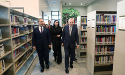 Cumhurbaşkanı Erdoğan, AK Parti'nin Kütüphanesini inceledi