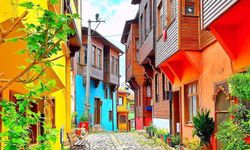 Arnavut kaldırımlı sokaklarını rengarenk cumbalı ahşap evler süslüyor! Fotoğrafçıların Balıkesir’deki bir numarası