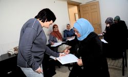 Kursa katılanların hayatı değişiyor: Bayraklı Belediyesi kadınlara umut ışığı oldu