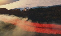 Etna Yanardağı patlarken kayak yapan drone pilotunun inanılmaz macerası
